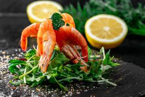 Salad with shrimps and arugula. Diet food
