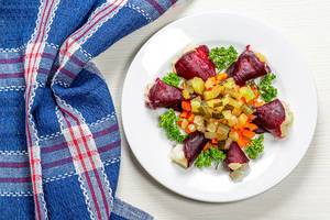 Salat mit gekochten Rüben, Karotten, Kartoffeln, Gewürzgurken und frische Petersilie Top-view