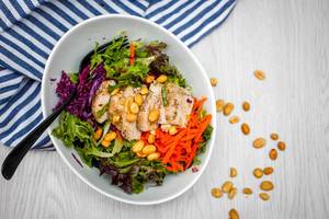 Salat mit Hähnchenbrust und Erdnüssen. Draufsicht