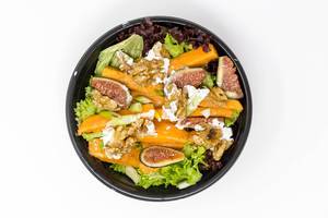 Salat mit Kürbis, Feigen, Walnüssen, Sellerie und Frischkäse