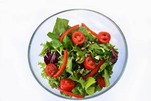 Salat mit Paprika und Kirschtomaten in Glasschüssel