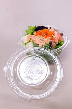 Salat von Aloha Poke in einer verschließbaren Plastikschüssel