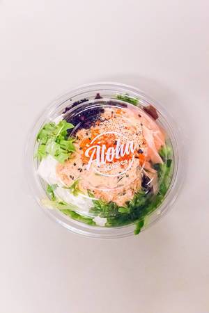 Salat von Aloha: Räucherlachs, Fischeier, Weichkäse, Blattsalat und Soße