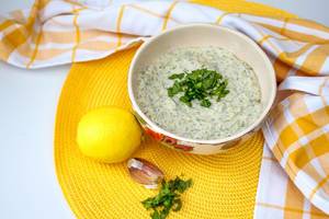 Salatdressing mit Zitrone und Joghurt