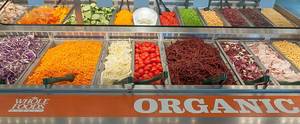 Salattheke mit bunten Zutaten wie Möhren, Radieschen und Tomaten, in einem amerikanischen Supermarkt