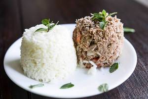 Salmagundi aus Fleisch und Reis
