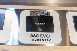 Samsung 860 Evo Solid State Drive auf Display auf der Gamescom Messe in Köln