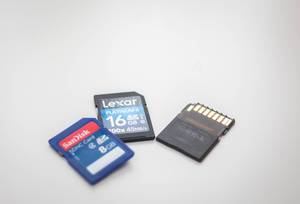 SanDisk, Lexar - SD Speicherkarten - mit verschiedenen Speicherkapazitäten auf weißem Hintergrund