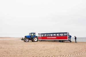 Sandormen Bus bringt Touristen zum Sandstrand von Skagen, Dänemark wo sich Ostsee und Nordsee treffen