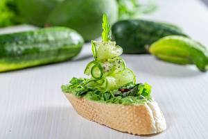 Sandwich-boat with green pasta, cucumbers and herbs (Flip 2019)