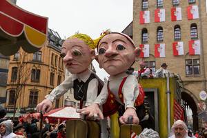 Satirical float with the paper mache characters of the traditional Hänneschen-Theater in Cologne. Hänneschen and Bärbelchen are here a symbol of tenants who have to leave their homes after many years due to gentrification