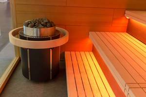 Sauna mit orangefarbenem Licht