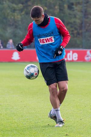 Sava Cestic, Jugendspieler des 1.FC Köln unter Markus Gisdol am Ball im Training der Profis