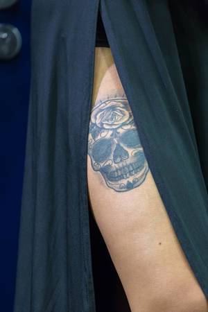 Schädel-Tattoo am Oberschenkel einer Messehostess auf der Gamescom 2018