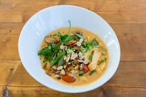 Scharfes, veganes Bio-Tofu Pho-sot cari in rotem Kokoscurry von Chum Chay, mit Buschbohnen, Austernpilzen, Cashewkernen & Champignons
