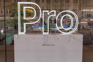 Schaufenster vom Apple Michigan Avenue Laden am Chicago Riverfront mit Werbung für das iPhone 11 Pro