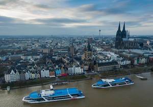 Schiffe der Köln-Düsseldorfer Deutsche Rheinschiffahrt AG bei Kölner Hochwasser