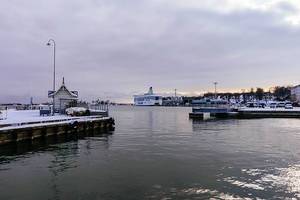 Schiffe legen im Winter im Süden von Finnland an