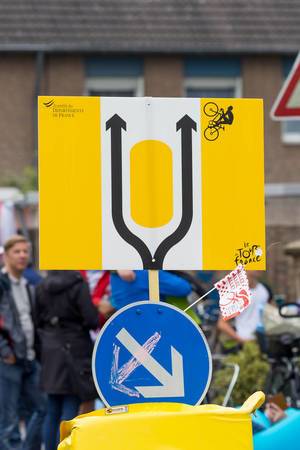 Schild an Verkehrsinsel für Tour-Fahrer