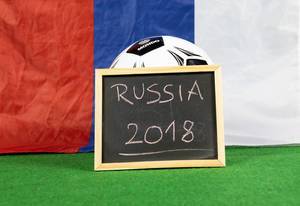 Schild mit der Aufschrift Russia 2018 und russische Flagge