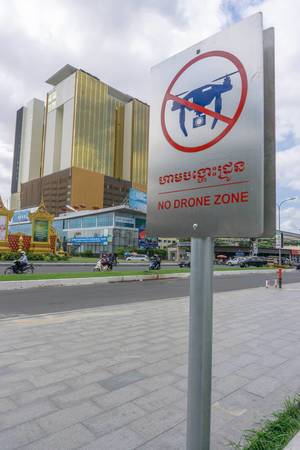 Schild weißt auf dronenfreie Zone hin in Phnom Penh