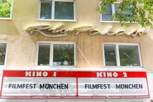 Schild wirbt Filmfest München in Rio Filmpalast