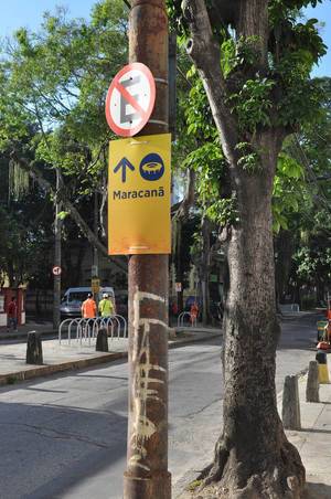 Schild zeigt die Richtung zum Maracanã-Stadion - Fußball-WM 2014, Brasilien