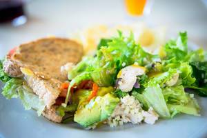 Schinken-Sandwich und gesunder Hähnchensalat