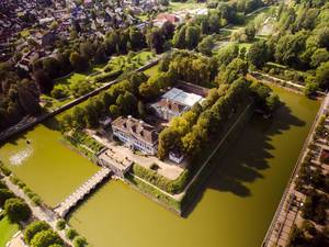 Schloss Bad Pyrmont mit Wassergraben