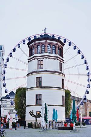 Schlossturm und Riesenrad am Burgplatz in Düsseldorf