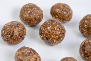 Schnelles und einfaches veganes Essen: Energy Balls mit Datteln und Erdnussbutter