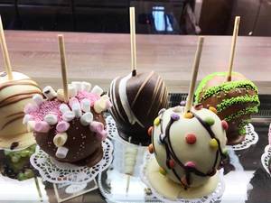 Schokoladen-Äpfel mit Marshmallows und Smarties