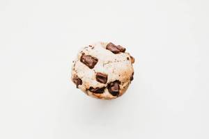 Schokoladen Cookie mit großen Schokostückchen auf weißem Hintergrund