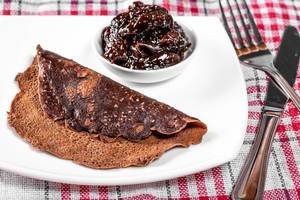 Schokoladen-Pfannkuchen mit Marmelade und Besteck