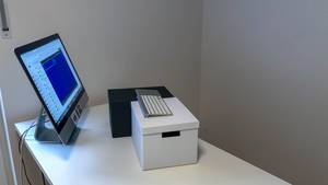 Schreibtisch mit iMac Bildschirm und Tastatur umfunktioniert zu selbstgebautem Stehpult