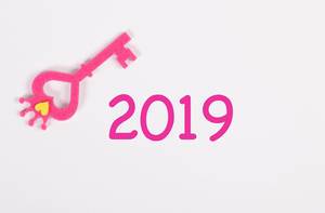 Schriftzug 2019 und Schlüssel in pink auf weißem Hintergrund