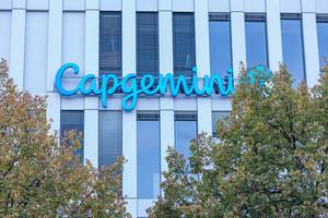 Schriftzug auf dem Gebäude von Unternehmensberatungsfirma Capgemini in München