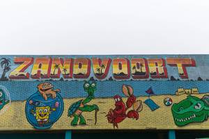Schriftzug ZANDVOORT auf Backsteinwand mit Zeichnungen aus Comic SpongeBob Schwammkopf