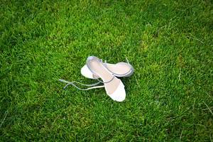 Schuhe auf Gras