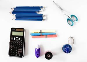 Schulbedarf: Taschenrechner, Bleistifte, Schere, Füller und Anspitzer