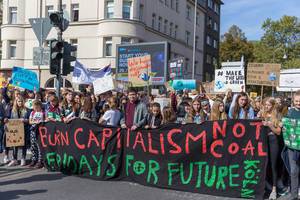 Schülerbewegung für den Klimaschutz führt den Fridays for Future Demonstrationszug in Köln an