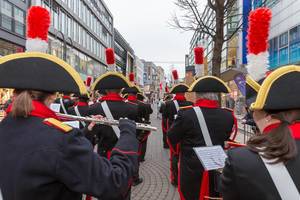 Schwarz-rotes Orchester beim Spielen - Kölner Karneval 2018