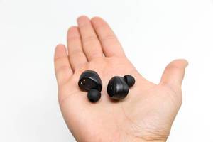 Schwarze Antimi S8 Plus In-Ear Kopfhörer mit Bluetooth, für Sportler, kabellos und mit Mikrofron, auf einer Hand