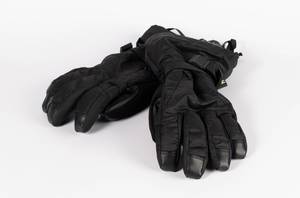 Schwarze, dicke Winterhandschuhe mit verstärkten Fingern und Handinnenflächen isoliert vor weiß