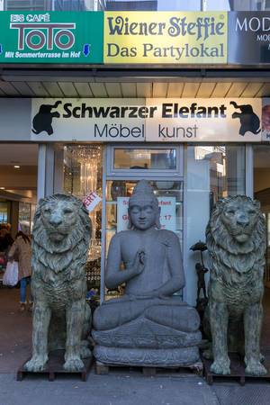 Schwarzer Elefant - Möbelgeschäft mit Statuen davor