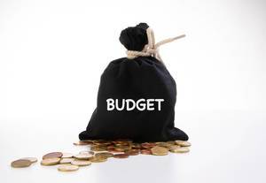 Schwarzer Geldsack mit Kleingeld und der Aufschrift Haushaltsbudget