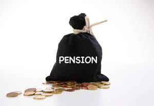 Schwarzer Geldsack mit Kleingeld und der Aufschrift Pension / Rente