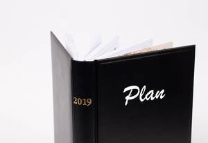 Schwarzes Kalenderbuch für 2019 mit Plänen für das neue Jahr