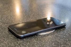 Schwarzes Smartphone auf Anti-Rutschmatte auf Marmorunterlage