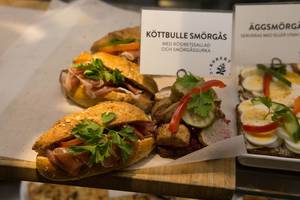 Schwedische Sandwiches mit Schinken, Roter Bete, Tomaten und Salzgurken